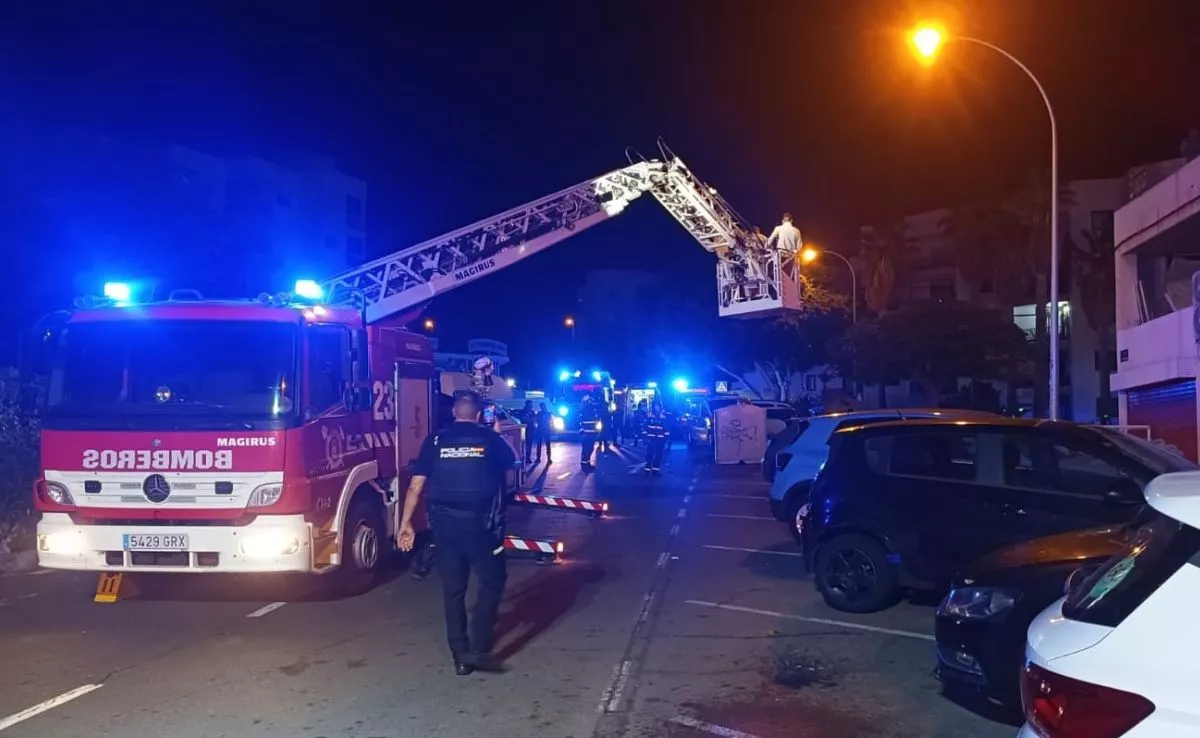 Bomberos de Tenerife durante la actuación en Los Cristianos. /Cedida