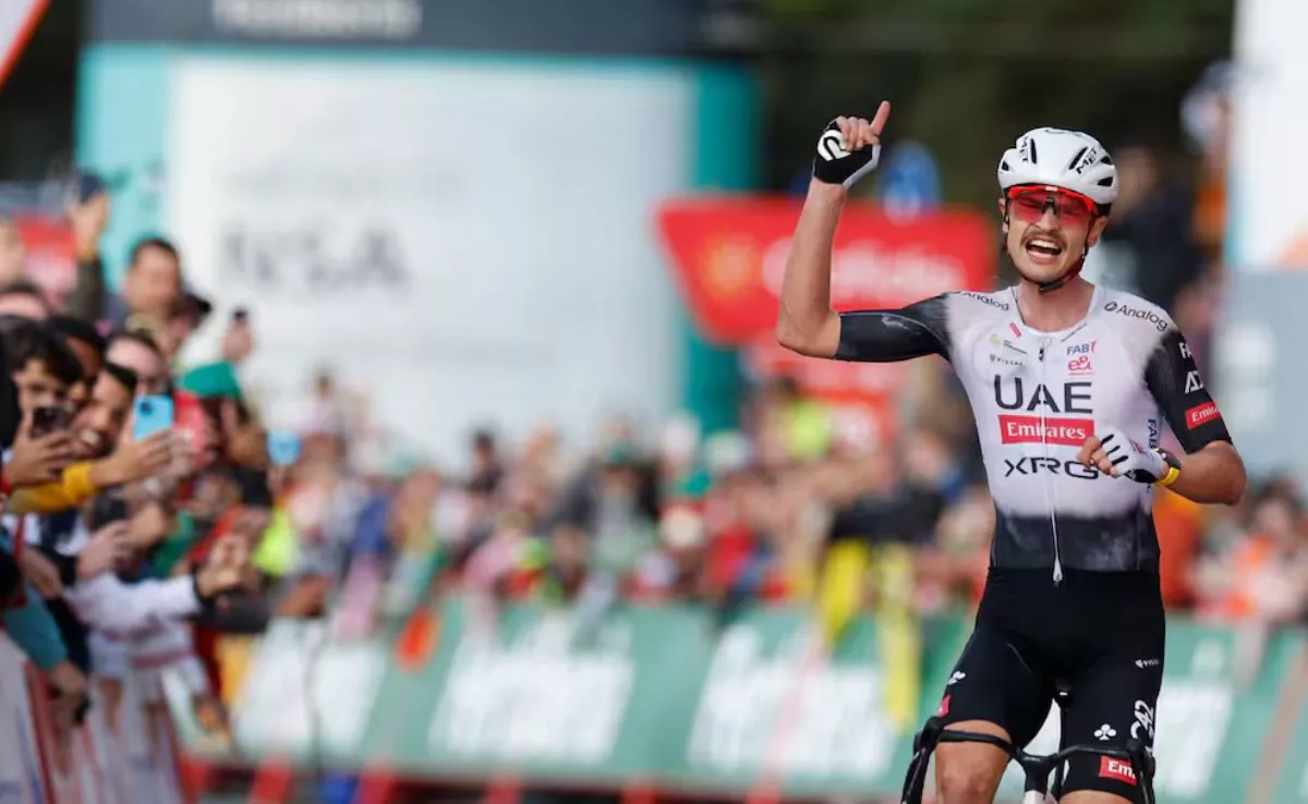 El ciclista australiano Jay Vine celebra la victoria en la sexta etapa de La Vuelta a España. / EFE/ Javier Lizón / J.P.Gandul