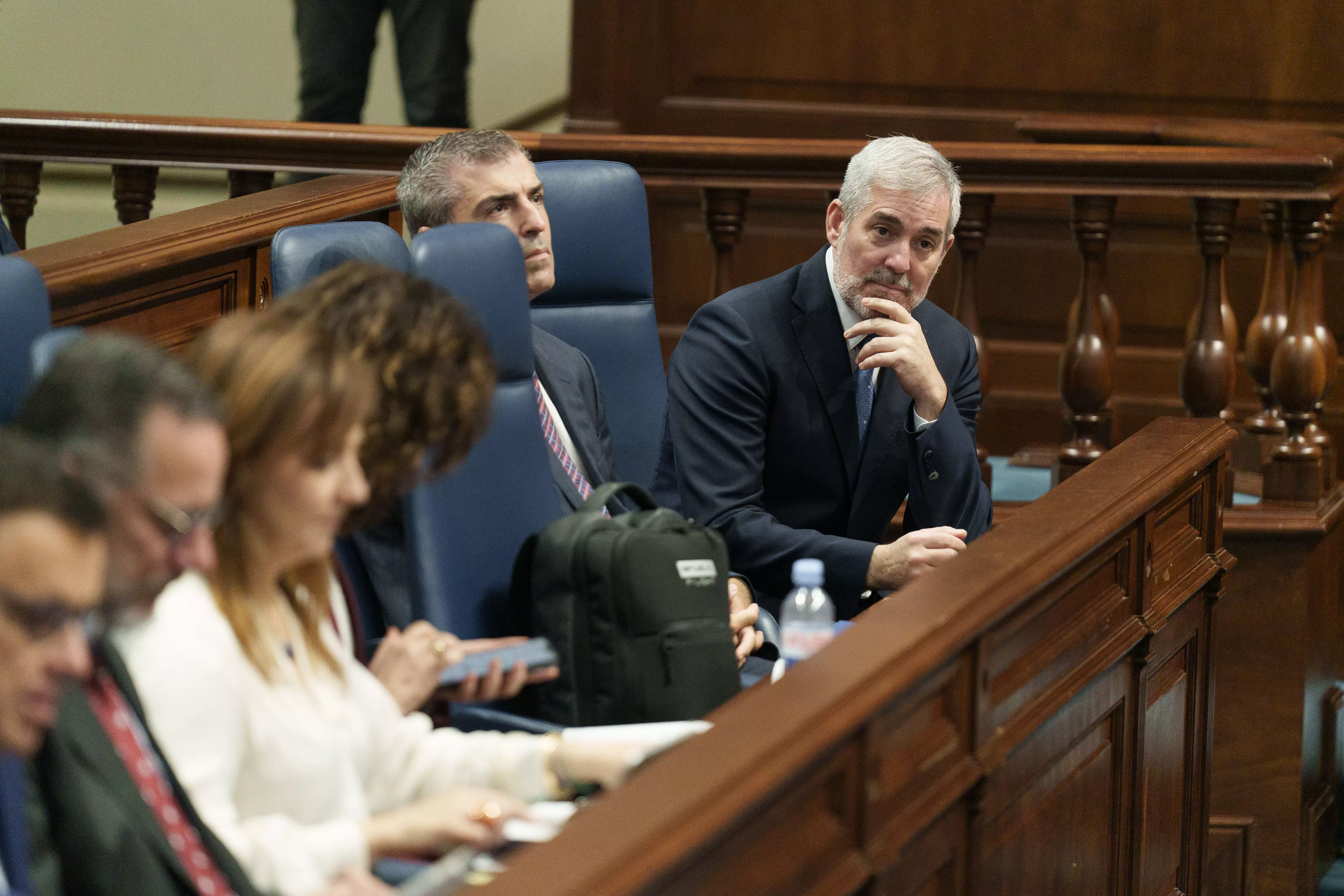  El presidente de Canarias, Fernando Clavijo, junto a los miembros del Gobierno de Canarias en el Parlamento de Canarias. / RAMÓN DE LA ROCHA-EFE