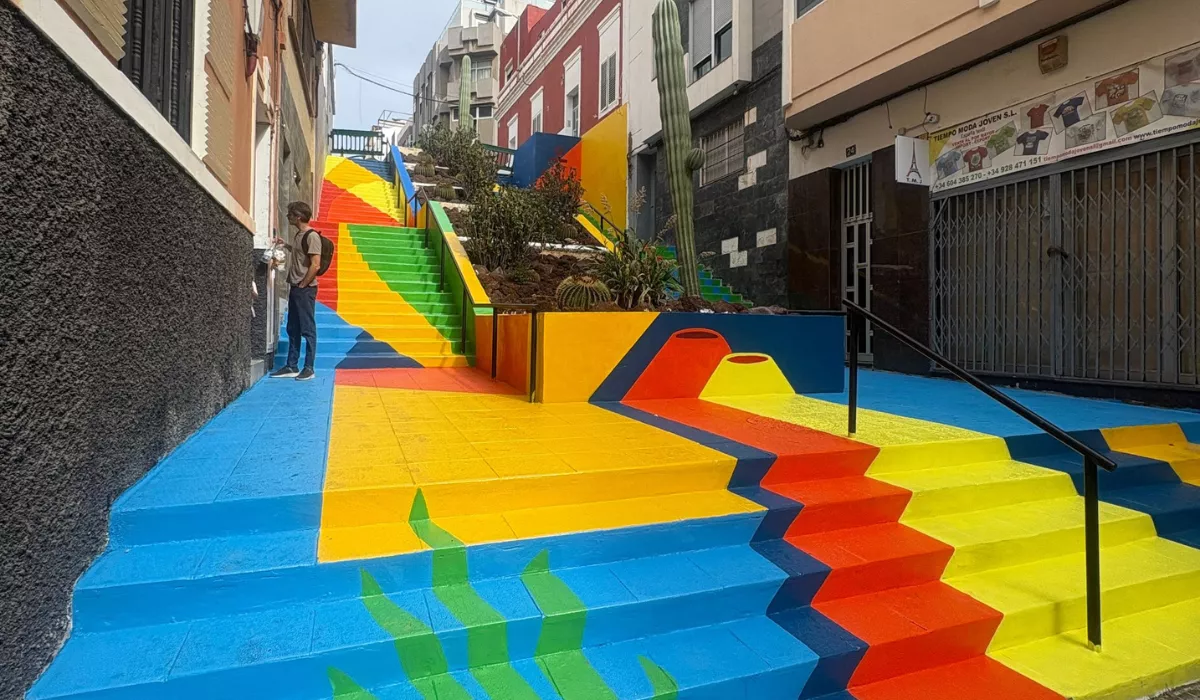 La Isleta estrena escalera de colores, obra del grupo artístico CNFSN. / AH 