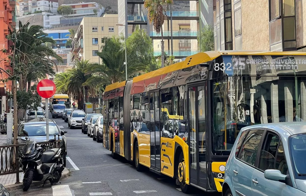 El corte de vías por las obras de emergencia está provocando grandes retenciones en el Paseo de Lugo, una de las calles colindantes. AH