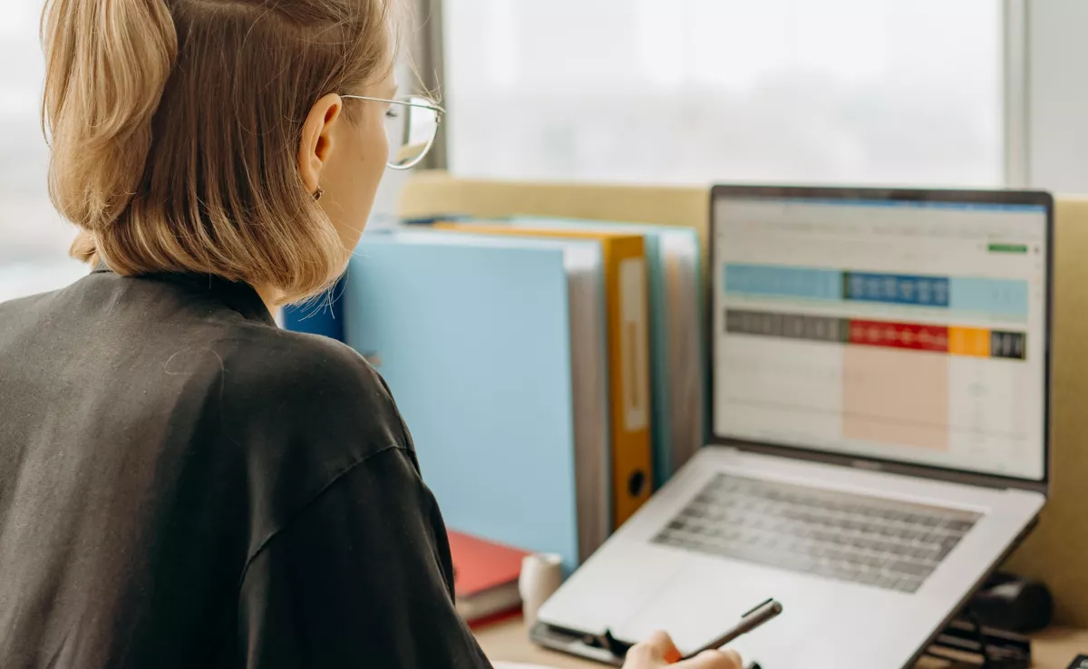 Imagen de una joven trabajando / PEXELS