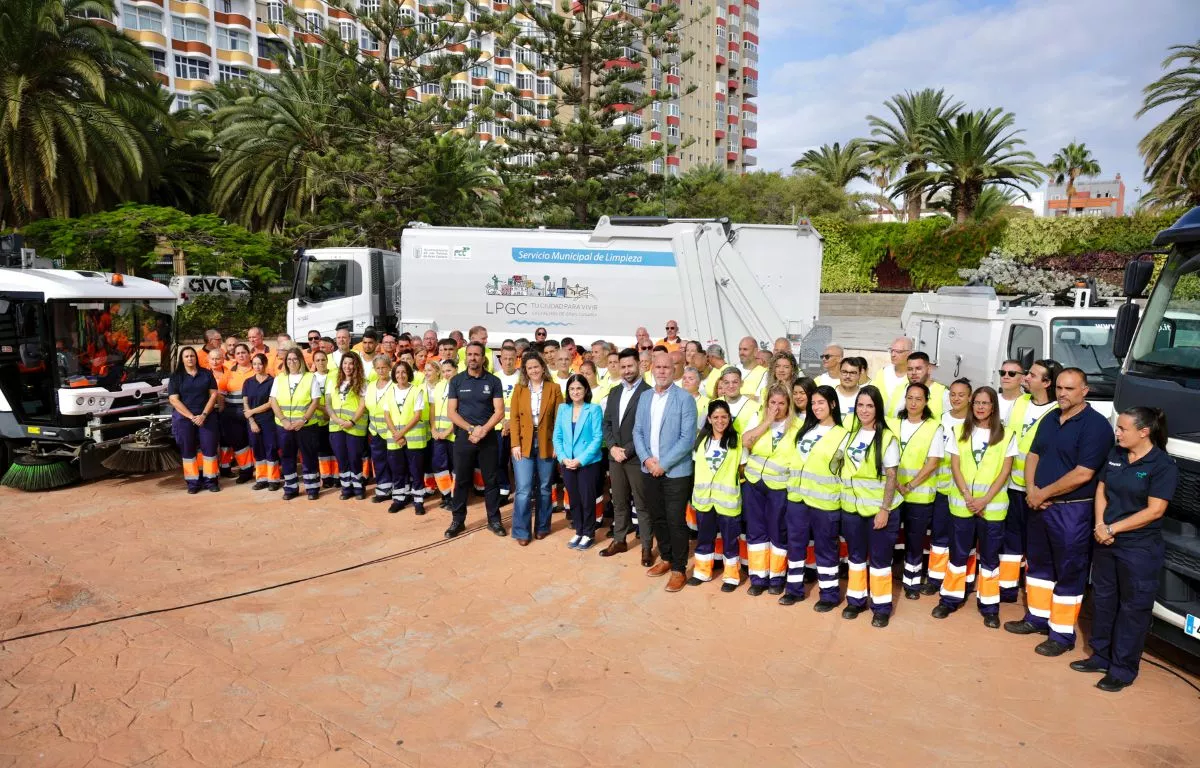 La alcaldesa, Carolina Darias, junto al concejal de Limpieza, Héctor Alemán y la jefe de expoltación de FCC, Laura Hernández, y los nuevos efectivos y vehículos. AH