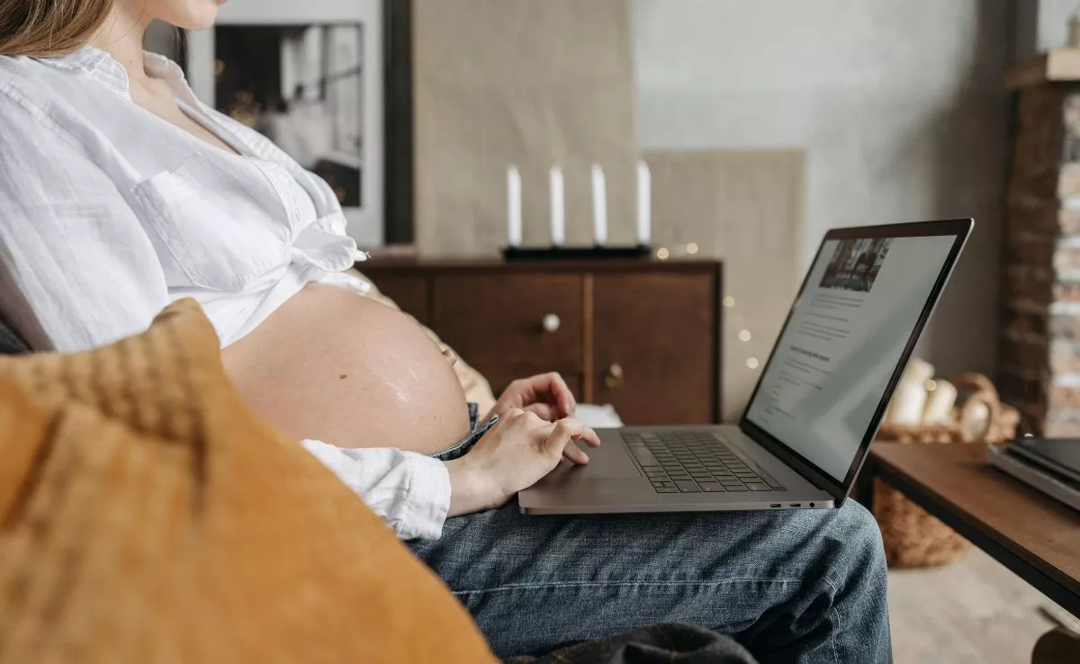Mujer autónoma embarazada trabajando. /Pexels