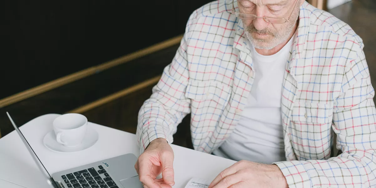 Imagen de una persona mayor comprobando su paga extra de Navidad / PEXELS