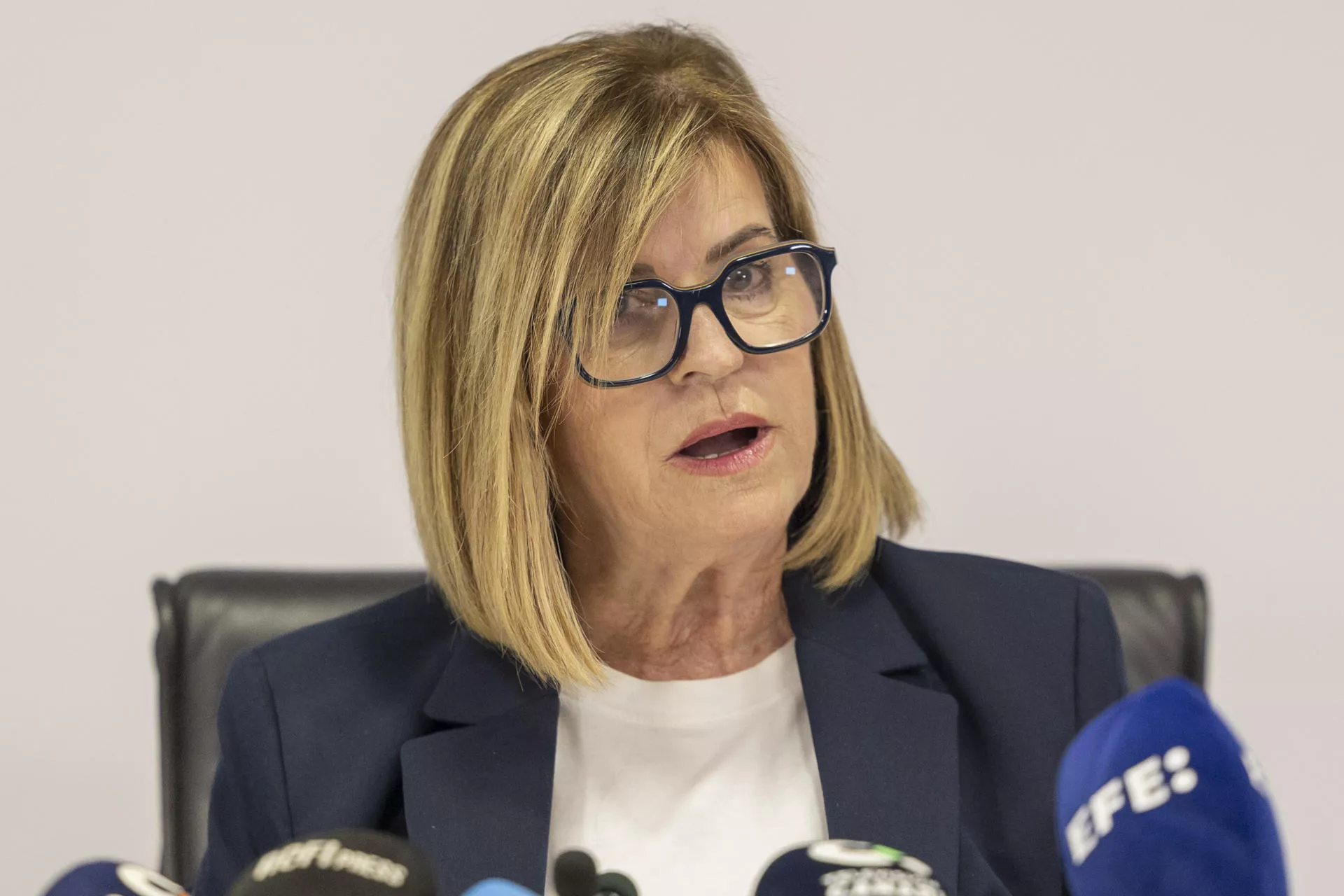 La exconcejala Inmaculada Medina, durante la rueda de prensa en la que anunció su dimisión. / EFE / Quique Curbelo