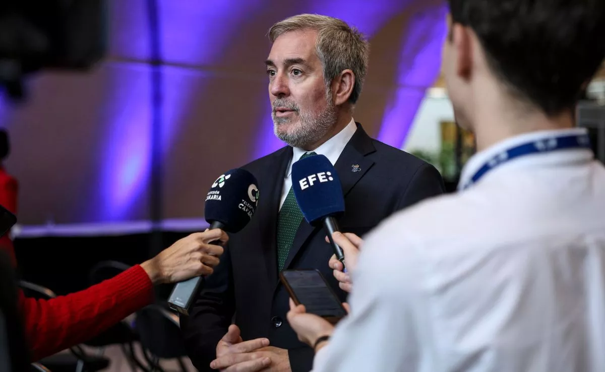 El presidente de Canarias, Fernando Clavijo, atiende a los medios tras participar en la conferencia de las Regiones Ultra Periféricas (RUP). /EFE / Pablo Garrigós