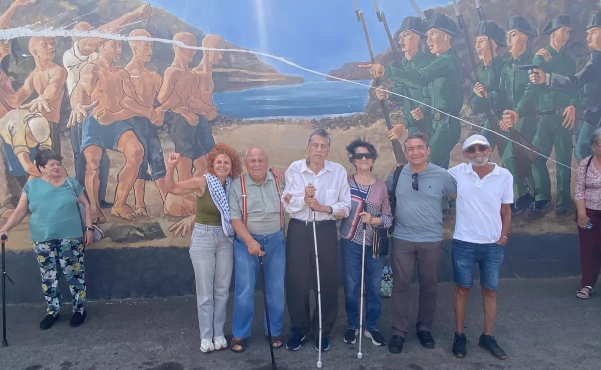 En el centro de la imagen, con camisa blanca, Pepe del Toro. Con boina blanca y con tirantes de la bandera de la Segunda República, sus compañeros también reprimidos en Sardina Norte, Armando LeónyManolo Vizcaino./ CEDIDA En el centro de la imagen, con camisa blanca, Pepe del Toro. Con boina blanca y con tirantes de la bandera de la Segunda República, sus compañeros también reprimidos en Sardina Norte, Armando LeónyManolo Vizcaino./ CEDIDA