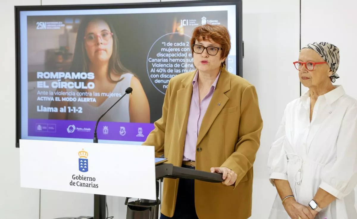 La consejera de Bienestar Social, Candelaria Delgado, y la directora del Instituto Canario de Igualdad (ICI), Ana Brito. /Cedida