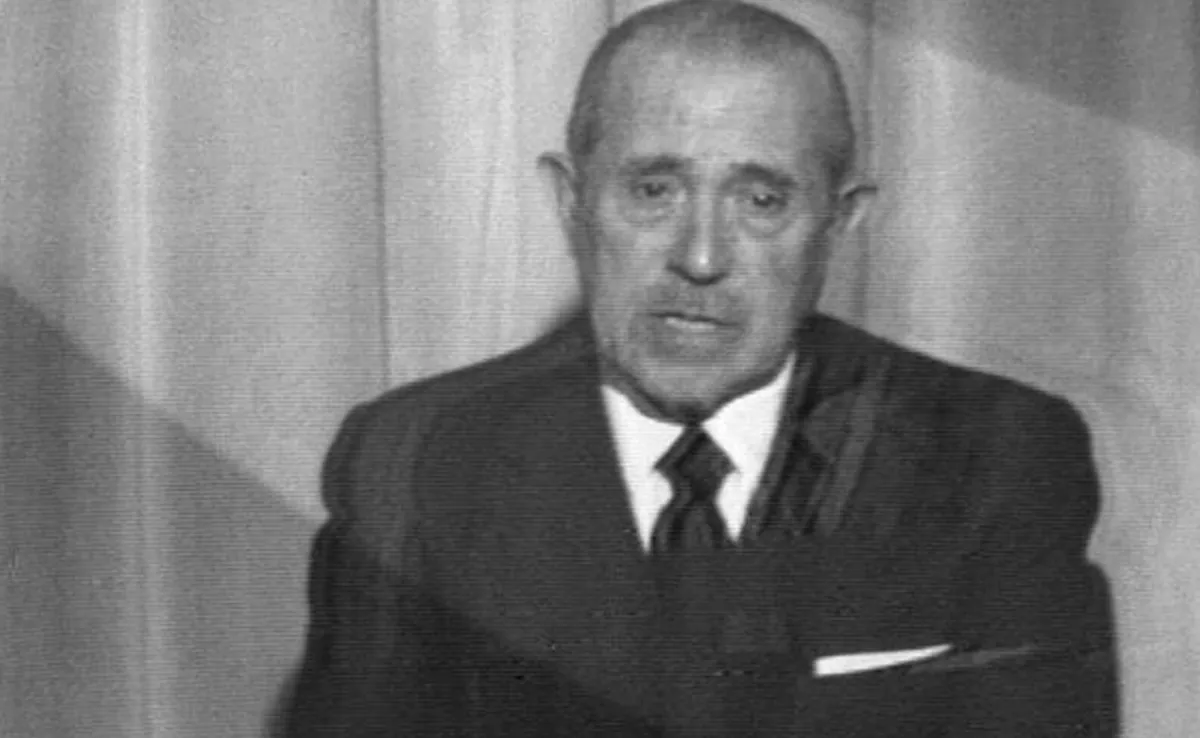 Carlos Arias Navarro anunciando el fallecimiento del dictador Francisco Franco. 