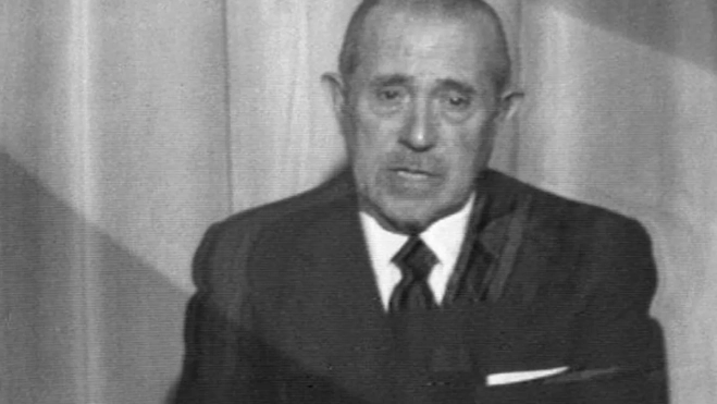 Carlos Arias Navarro anunciando el fallecimiento del dictador Francisco Franco. 