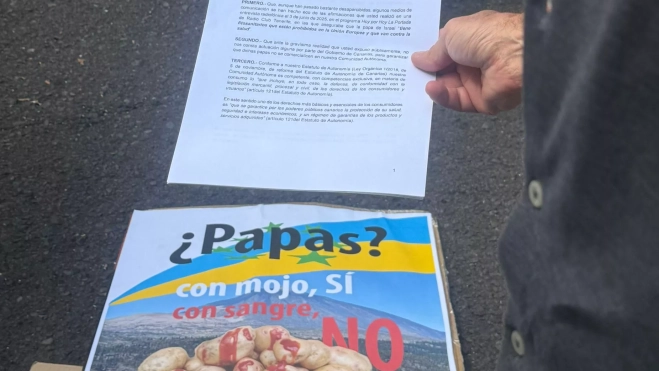 Escrito y cartel reivindicativo de los colectivos que han presentado una queja en Agricultura por la venta de papa de Israel en Canarias. / ATLÁNTICO HOY - ALBA MARICHAL Escrito y cartel reivindicativo de los colectivos que han presentado una queja en Agricultura por la venta de papa de Israel en Canarias. / ATLÁNTICO HOY - ALBA MARICHAL