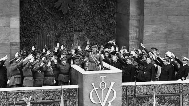 Franco en el Primer desfile de la victoria de Madrid. Fotografía, 19 de mayo de 1939. EFE Franco en el Primer desfile de la victoria de Madrid. Fotografía, 19 de mayo de 1939. EFE