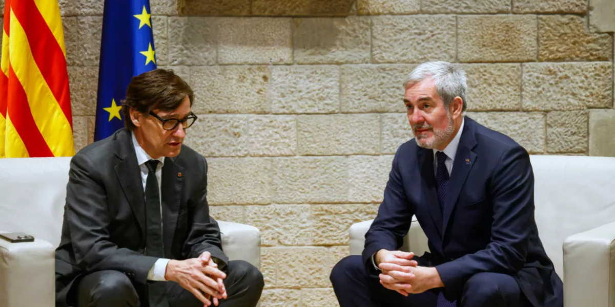 El president de la Generalitat, Salvador Illa (izda), conversa con el presidente de Canarias, Fernando Clavijo / EFE - Quique García