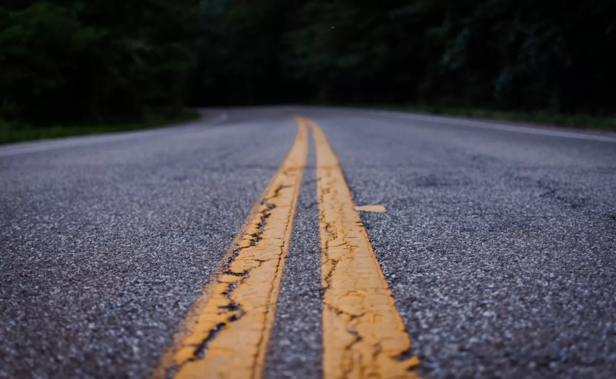 En La Palma irá a juicio un presunto fraude de 825.000 euros por el asfaltado de una carretera, como la mostrada en la imagen. / CANVA