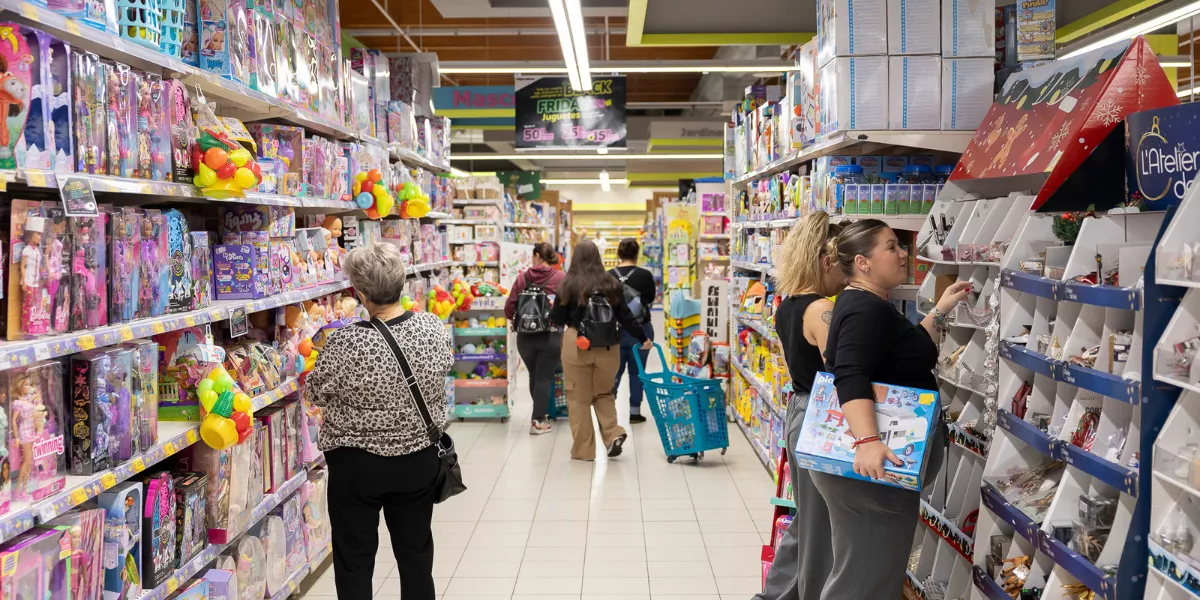 Imagen de personas comprando en el HiperDino juguetes y otros productos  HIPERDINO