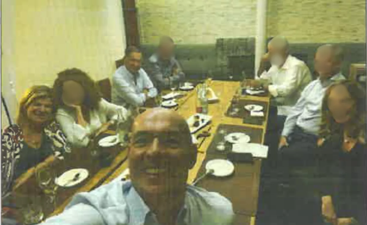 Miguel Ángel Padrón, en pleno selfi con Inmaculada Medina, Felipe Guerra y el resto de comensales. / AH