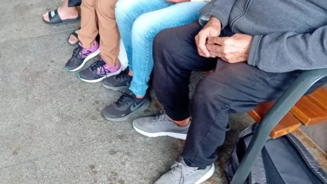 Cuatro personas en un banco del CMA Cuatro personas en un banco del CMA