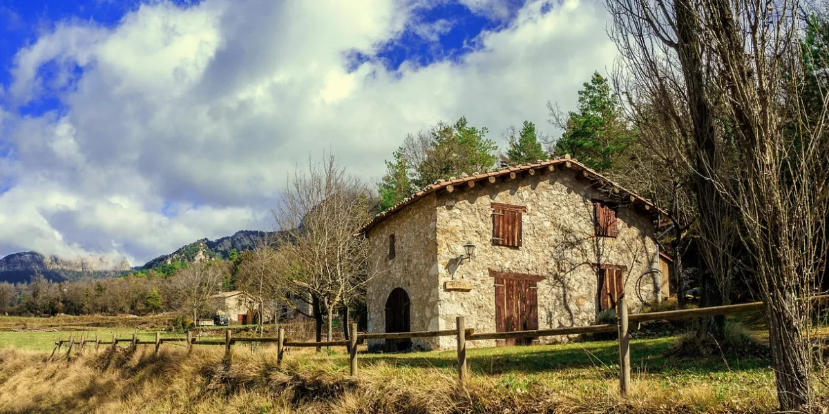 Imagen de una casa en el campo / PIXABAY