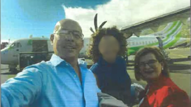 Miguel Ángel Padrón e Inmaculada Medina, antes de subirse a un avión. / AH Miguel Ángel Padrón e Inmaculada Medina, antes de subirse a un avión. / AH