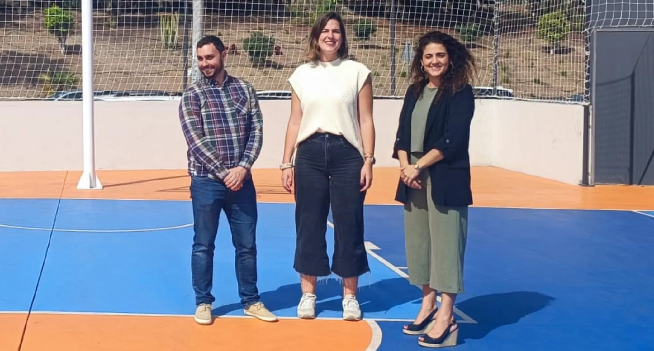 Darias apuesta por Carla Campoamor y Betsaida González tras la rebambaramba con Medina. En la imagen, ambas concejales junto a Eloy García, gerente del IMD