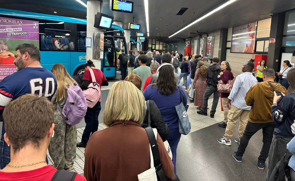Viajeros en la estación de San Telmo / AH