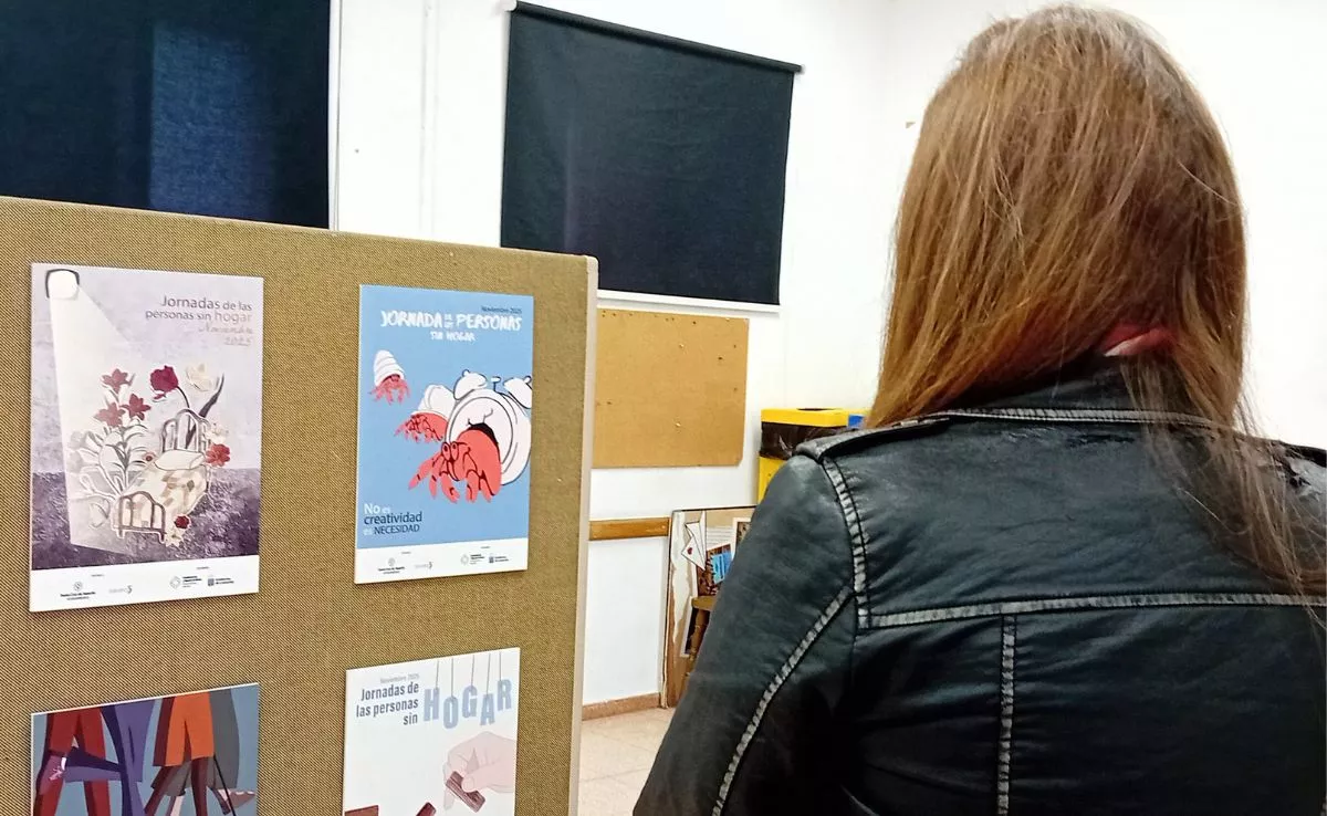 Joven de espalda viendo una exposición en el CMA sobre recursos para personas sin hogar|AH