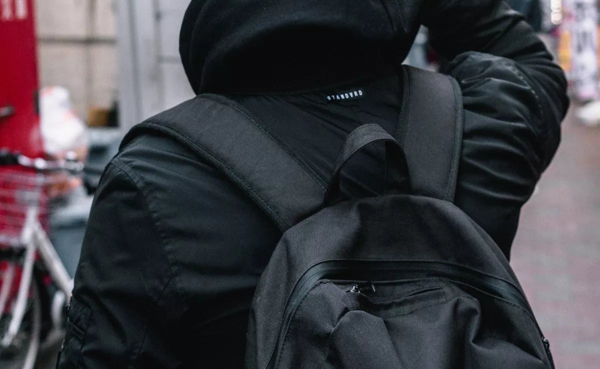 Una persona encapuchada, como la del robo en Ingenio. / CANVA