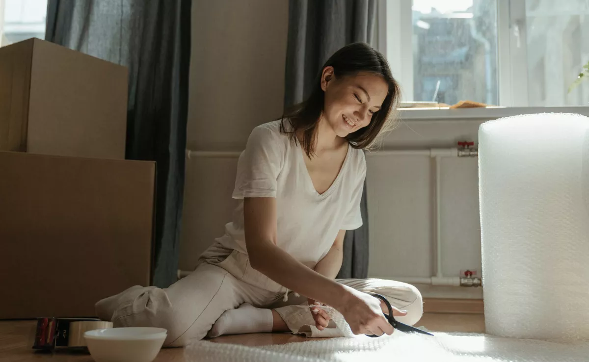 Imagen de una joven preparándose para irse de alquiler / PEXELS