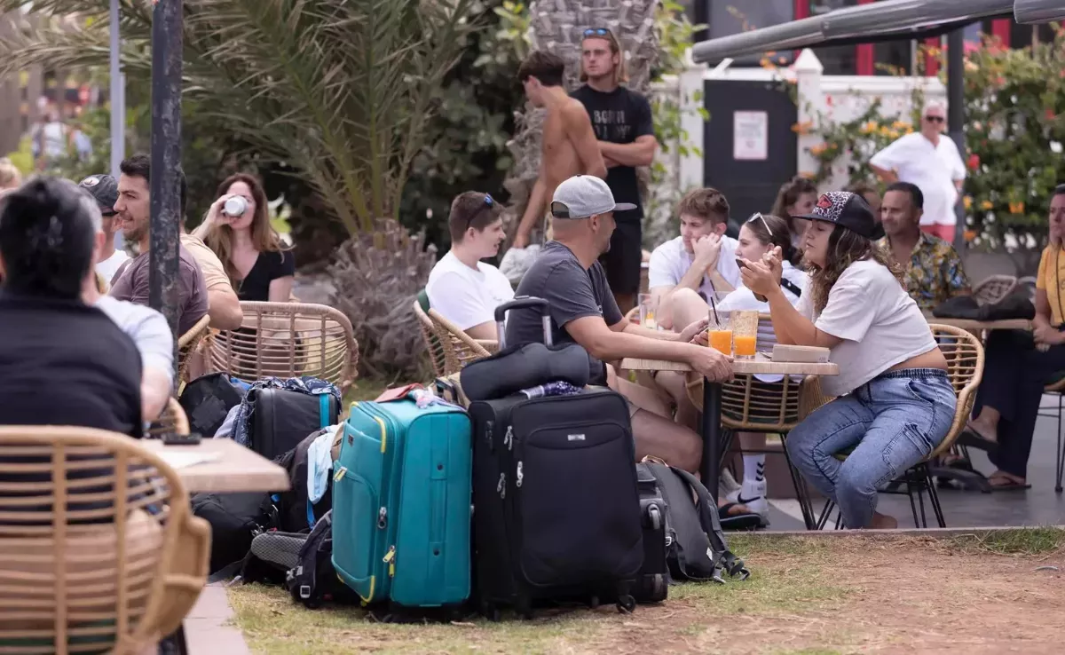 Turistas en una terraza de Canarias / EFE