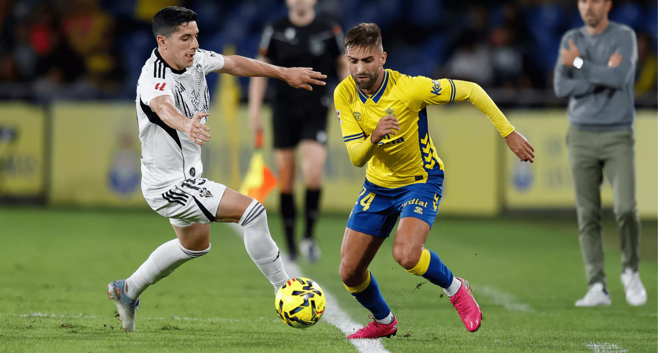 Pejiño intenta irse de Fran Gámez. / @UDLP_OFICIAL