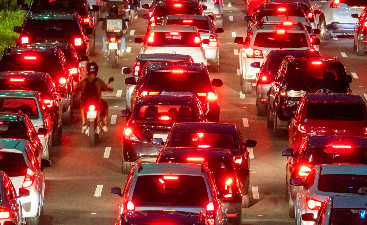 Imagen de coches atrapados en atascos / AH