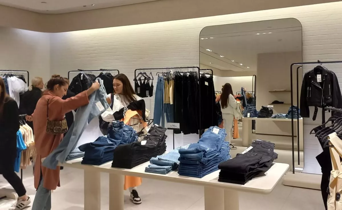 Dos mujeres miran ropa en un zara / EFE - IGNACIO ORTEGA