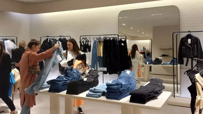 Dos mujeres miran ropa en un zara / EFE - IGNACIO ORTEGA Dos mujeres miran ropa en un zara / EFE - IGNACIO ORTEGA