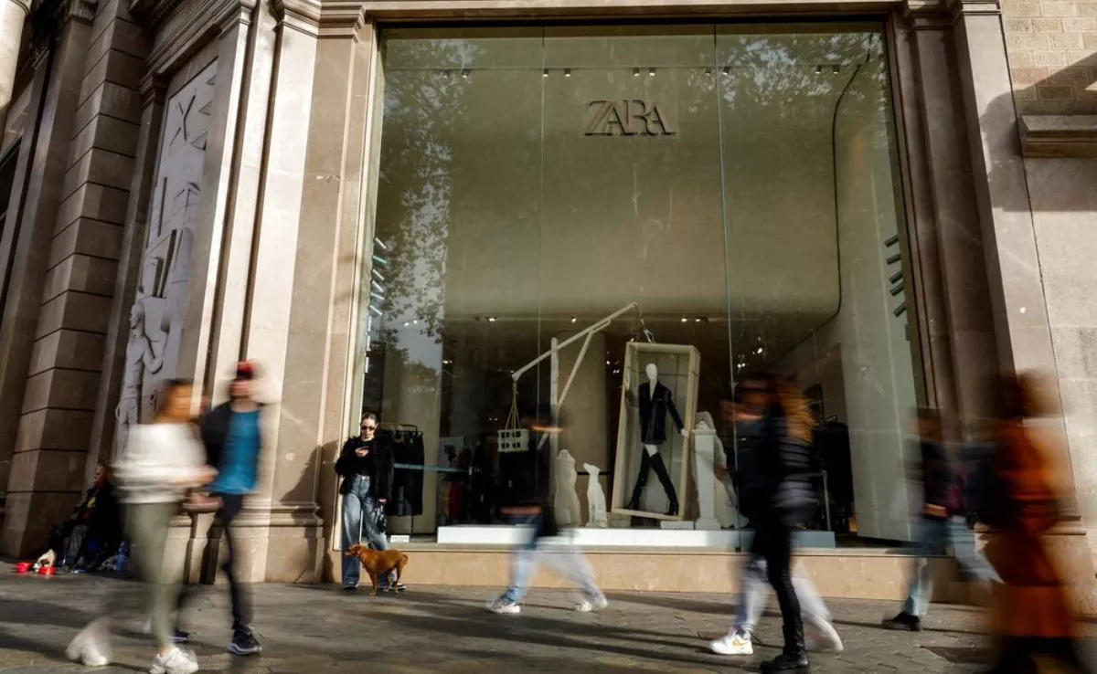 Imagen de archivo de una tienda de Zara / EFE - ALBERT GEA