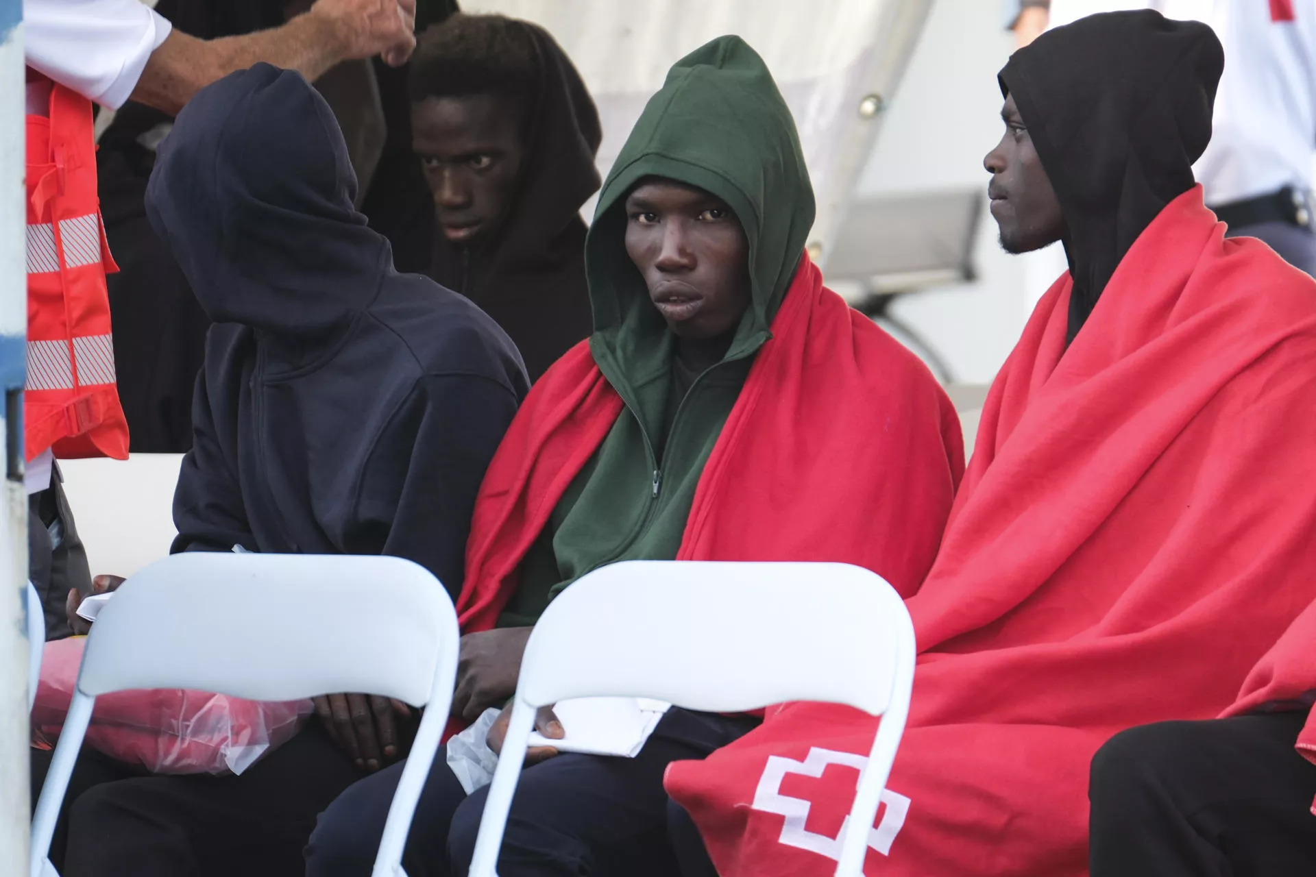Un dispositivo de emergencias ha atendido este lunes a los 121 ocupantes de un cayuco que fue rescatado cerca de Tenerife por Salvamento Marítimo. EFE/Alberto Valdés