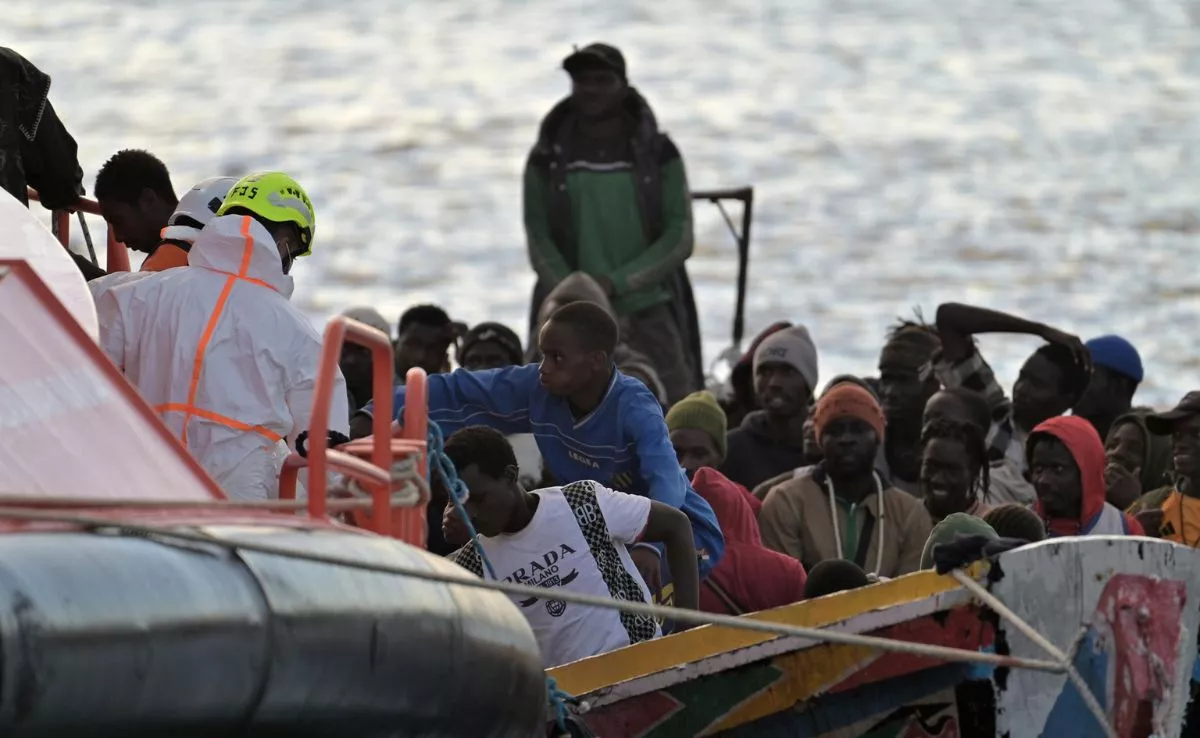 Un cayuco llegado en noviembre a La Restinga. /EFE / Gelmert Finol