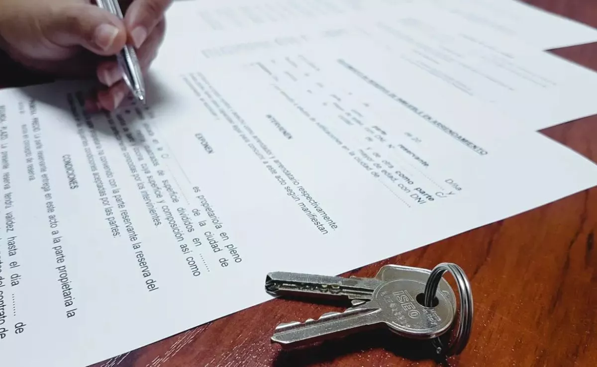 Persona firmando un contrato de alquiler. /Archivo