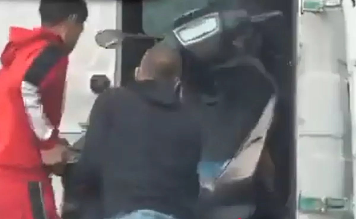 Dos personas robando una moto en plena calle. /Redes