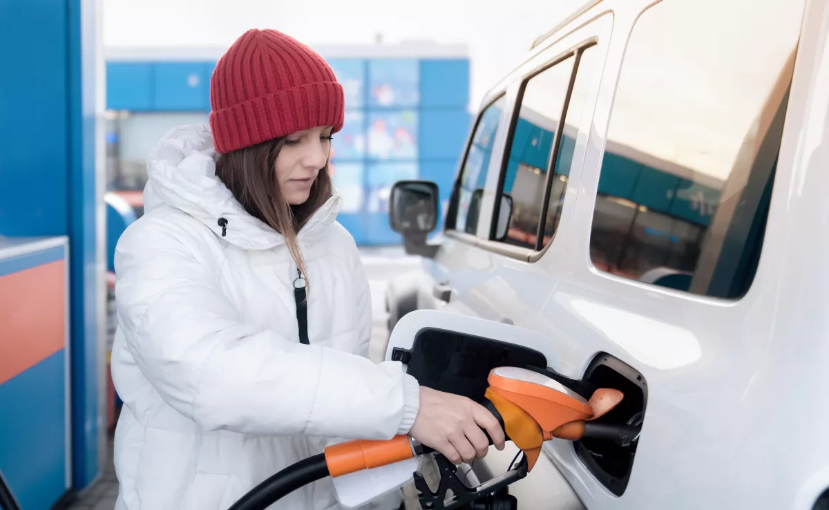 Imagen de una persona echando gasolina / CANVA