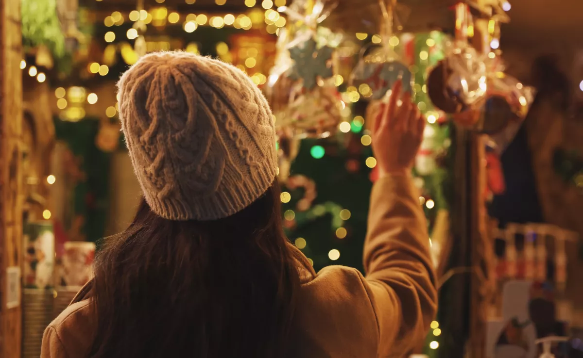Imagen de una persona en una feria navideña / CANVA