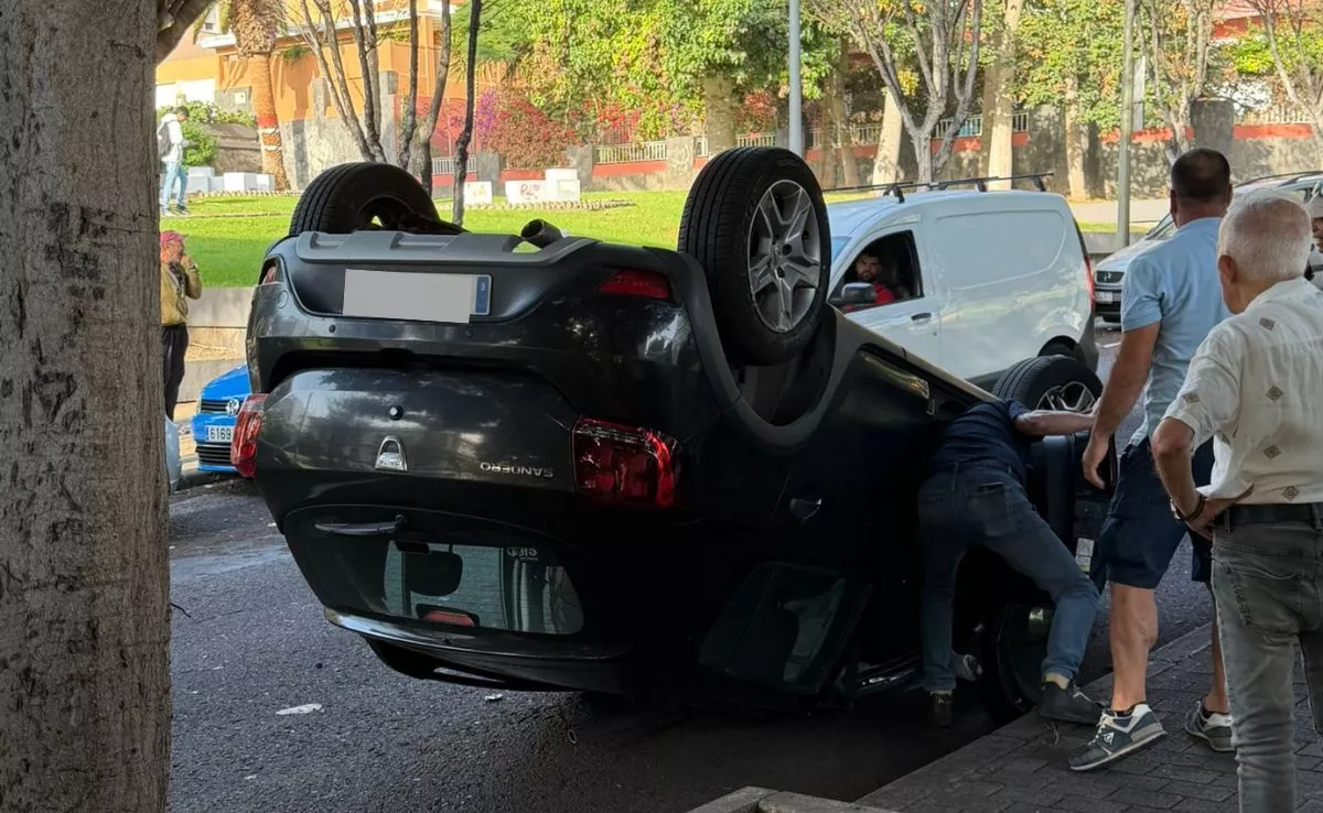 Coche volcado en la avenida Benito Pérez Armas. /Redes