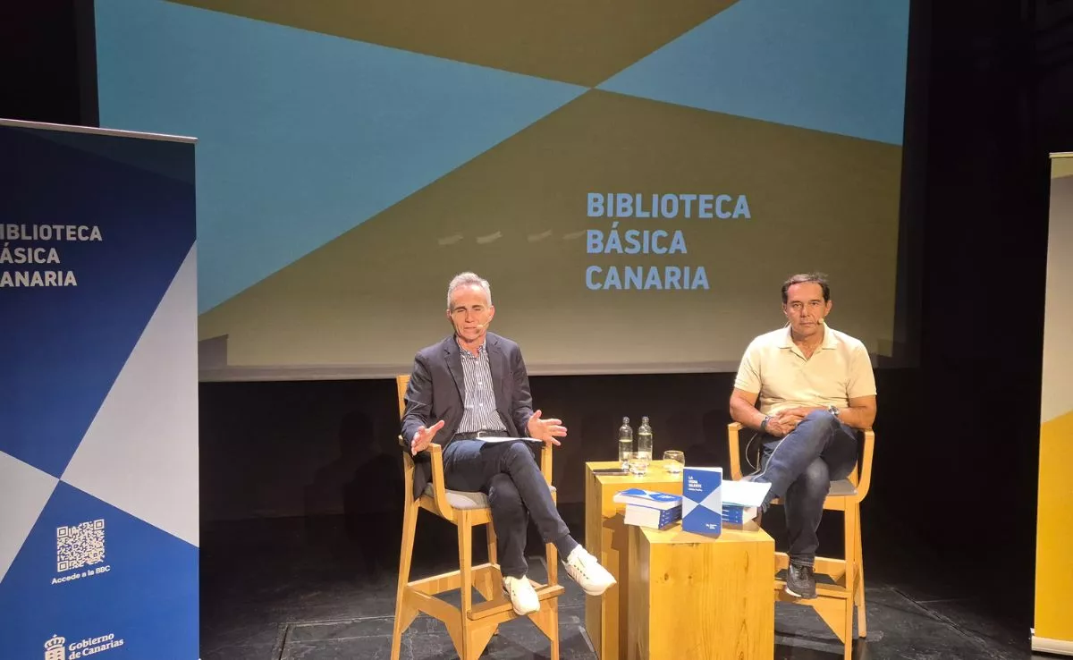 Horacio Umpiérrez y Víctor Álamo de la Rosa presentan la nueva Biblioteca Básica Canaria. /Cedida