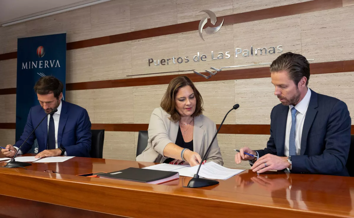 La presidenta de la Autoridad Portuaria de Las Palmas, Beatriz Calzada (c); el director general de Minerva Bunkering, Tyler Baron (d); y el director comercial de Minerva Combustibles Canarias, Pablo Sansó (i)./ EFE