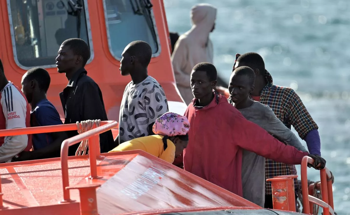 Personas rescatadas de un cayuco al sur de El Hierro. /EFE