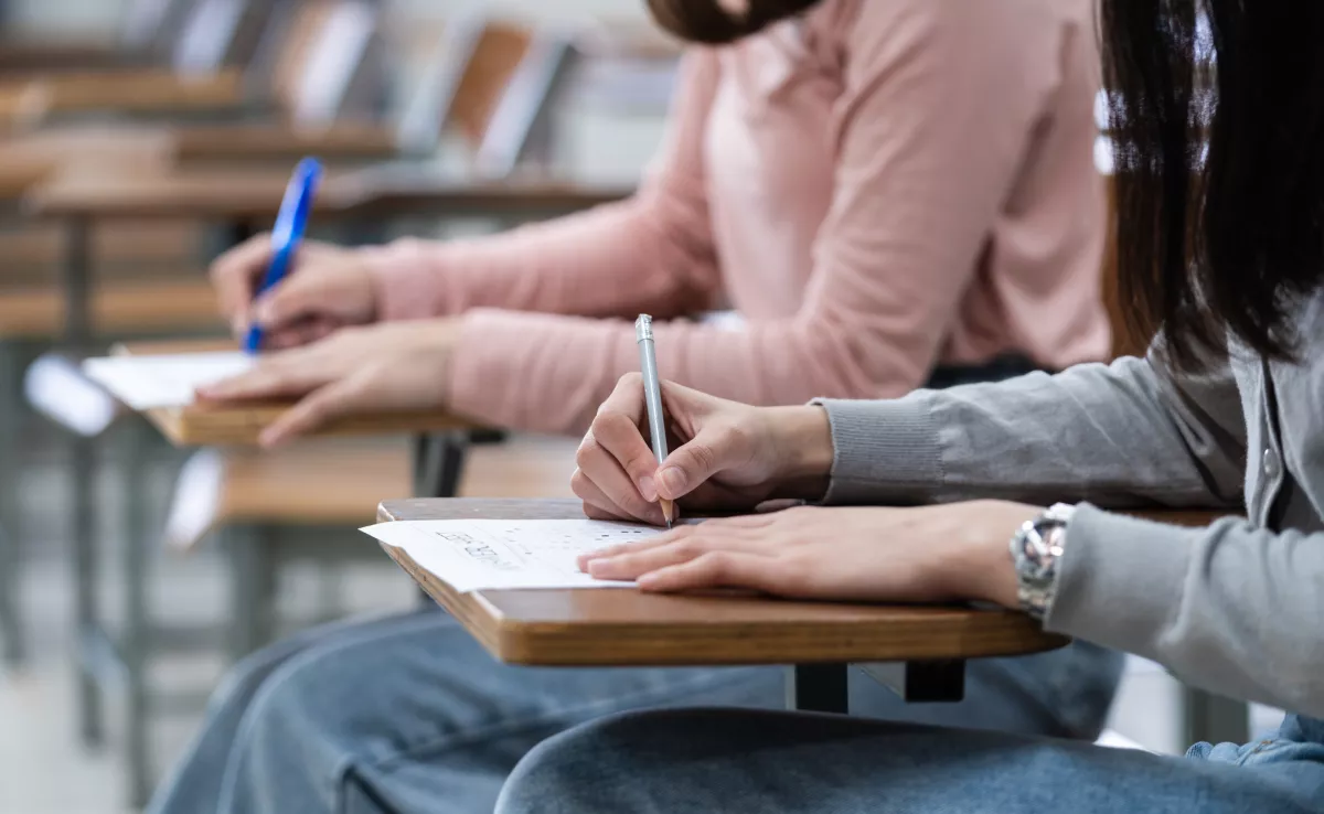 Unas estudiantes realizando un examen. / IMAGEN DE LA RED