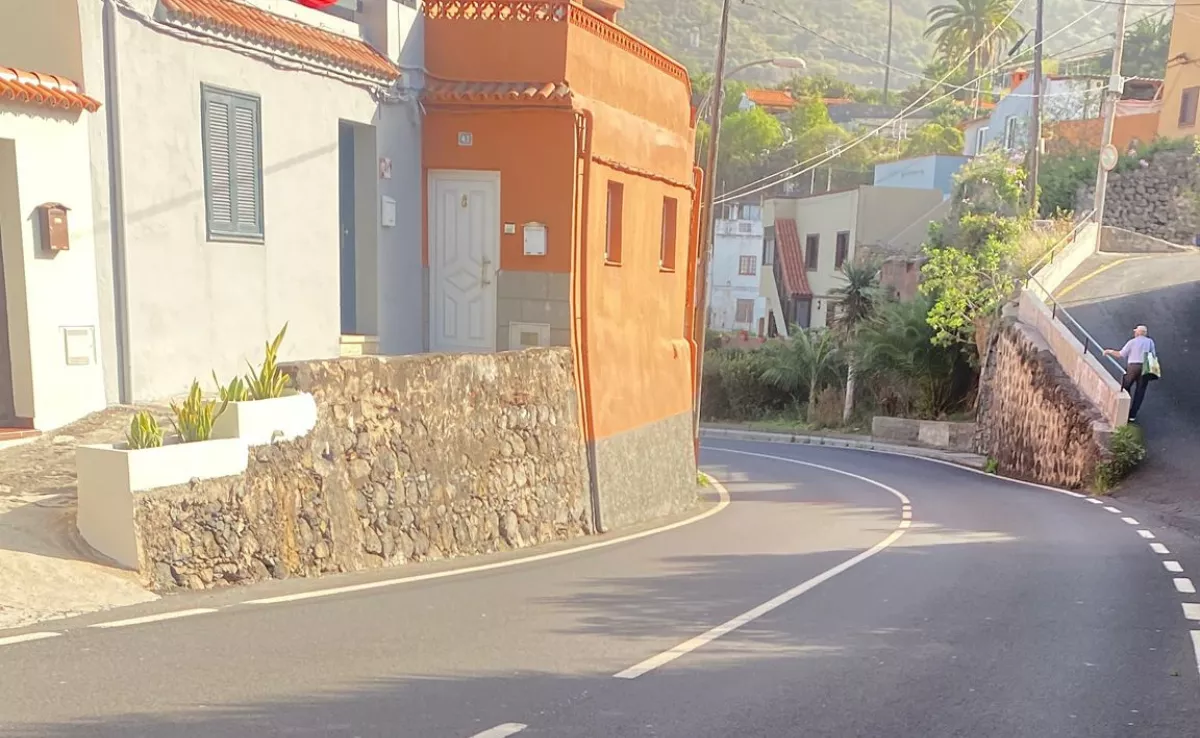 Carretera de Las Cuevas, en La Orotava. Los vecinos denuncian desde hace años el peligro que supone transitar por ella por la falta de aceras. / CEDIDA