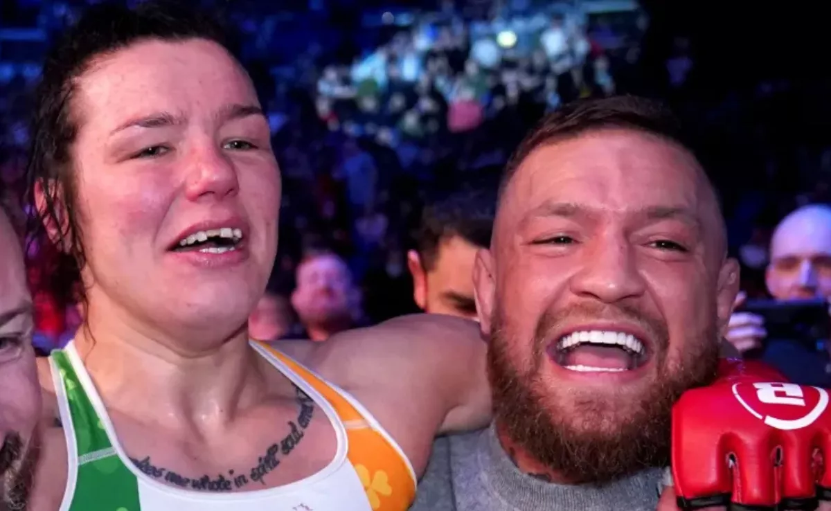 La luchadora de MMA Sinead Kavanagh junto a Conor McGregor./ RRSS