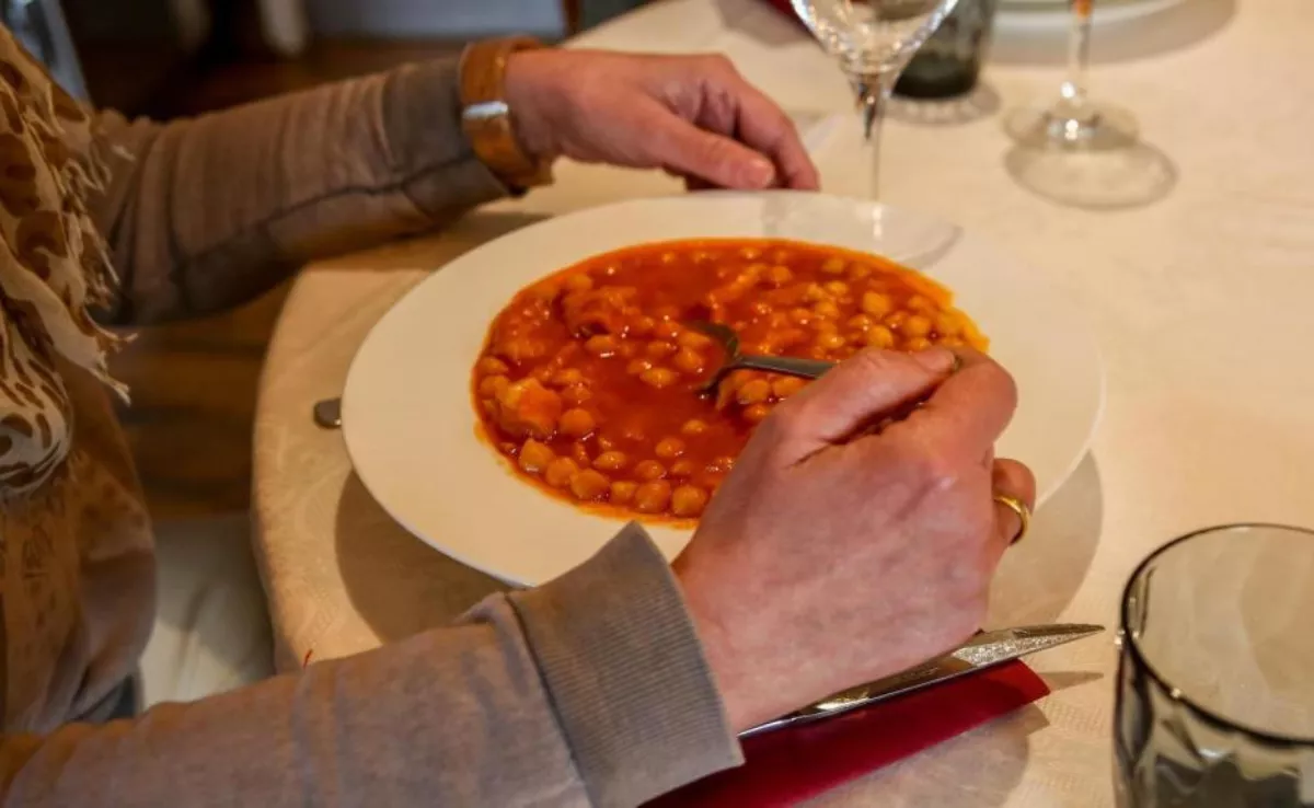 Persona comiéndose el primer plato de un menú del día / IMAGEN DE ARCHIVO
