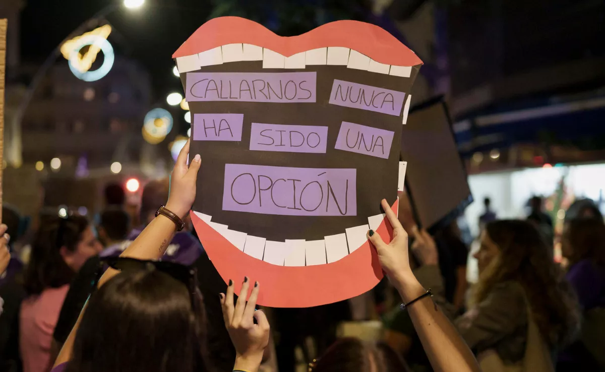 Una manifestación con motivo del 25N, Día Internacional de la Eliminación de la Violencia contra la Mujer, recorre este martes algunas calles de Santa Cruz de Tenerife convocados por el Foro Contra la Violencia de Género. EFE/Ramón de la Rocha